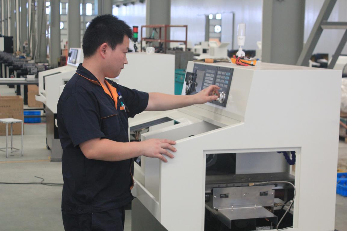酷暑高溫下 寶宇數(shù)控為車間職工送清涼
